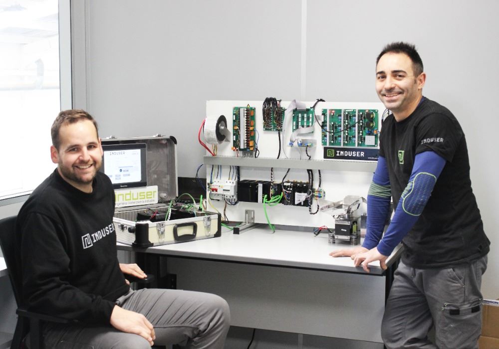 Julio Otero y Antonio Martínez con un módulo de electrónica para formaciones